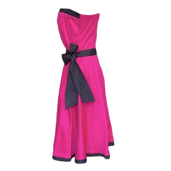 Italian stretch cotton fit and flare dress. Fushia with black straps, trim belt. - Picture 2 of 6